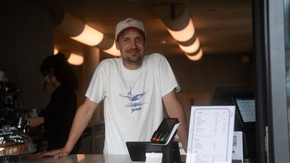 Fabian Gass steht hinter dem Tresen des Café Motmot am Bahnhof.